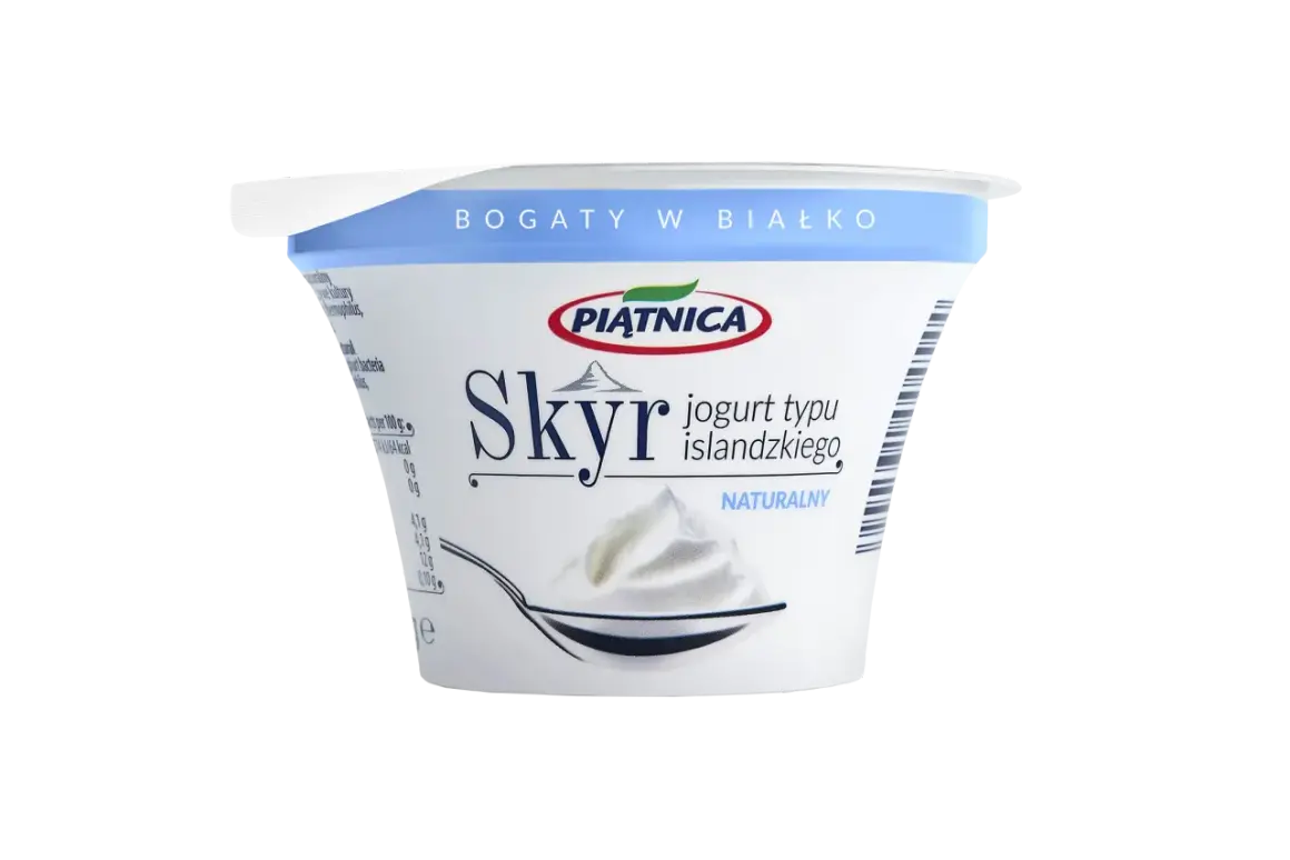 Pojemnik z jogurtem typu islandzkiego Piątnica. Bogaty w białko skyr naturalny na łyżce.