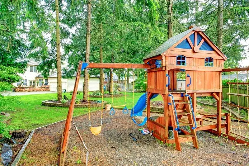 Jak zabezpieczyć drewniany plac zabaw przed uszkodzeniami i wilgocią
