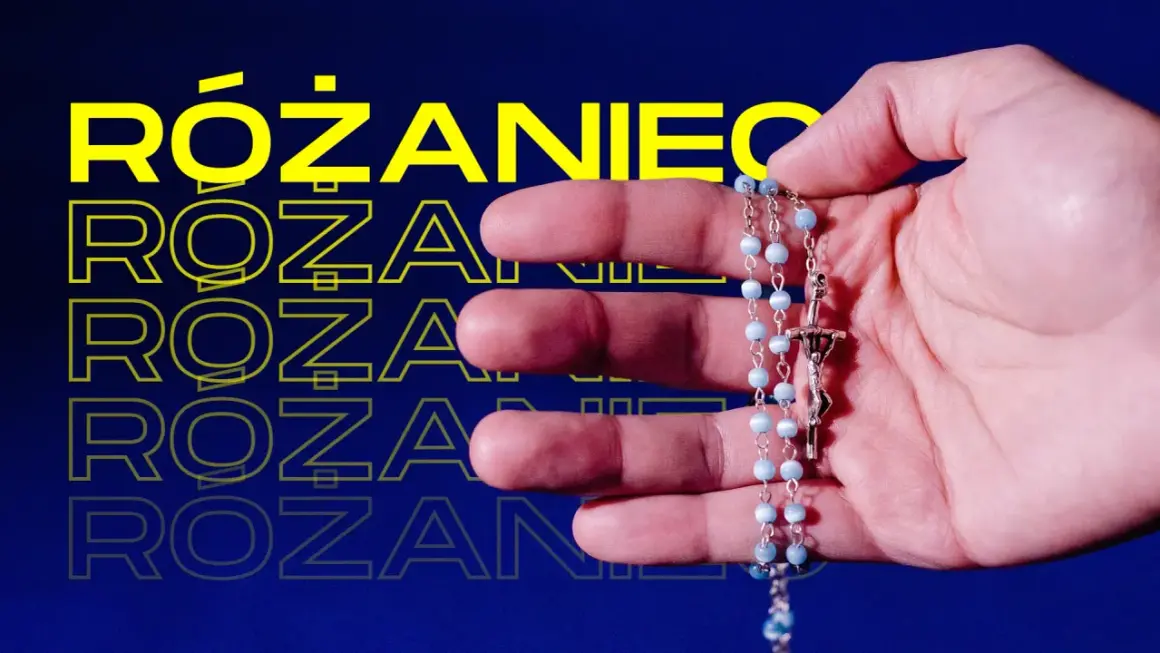 Dłoń trzyma błękitny różaniec. Tekst "RÓŻANIEC" powtarza się w tle. Poznaj sposoby odmawiania różańca.