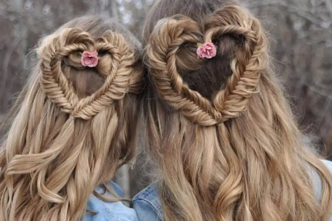 Deux coiffures cheveux longs femme en forme de cœur tressé, ornées de petites fleurs roses.