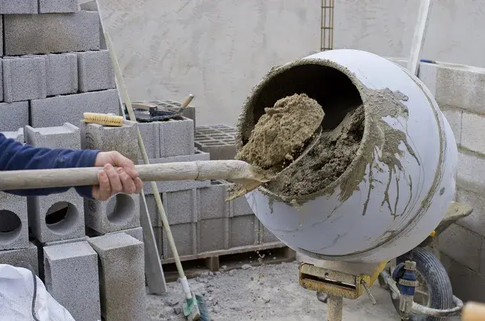 Cement czy gotowa zaprawa – co wybrać, by uniknąć kosztów?