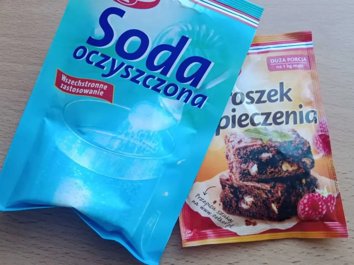 Opakowania sody oczyszczonej i proszku do pieczenia.