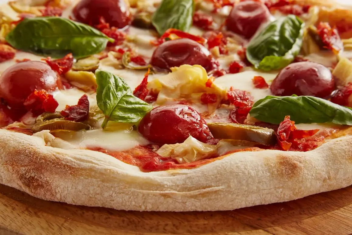 Pyszna pizza 4 sery z pomidorkami, bazylią i suszonymi pomidorami. Idealna na szybki posiłek, choć warto sprawdzić pizza 4 sery kcal.
