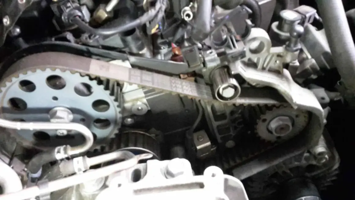 Silnik 2.0 TDI 140KM, widoczny pasek rozrządu i koła zębate. Pamiętaj o regularnej wymianie rozrządu.