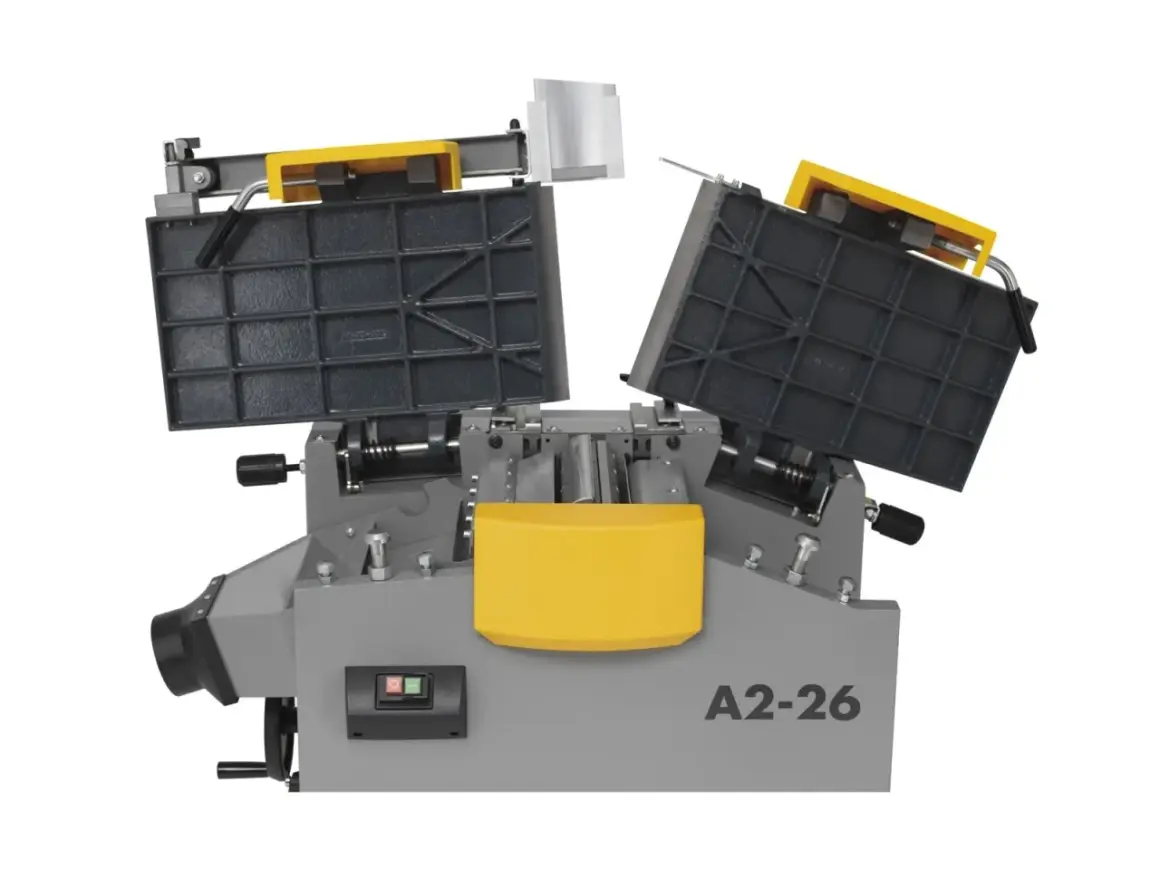 Machine A2-26 avec deux tables noires inclinées, un levier jaune et un interrupteur.