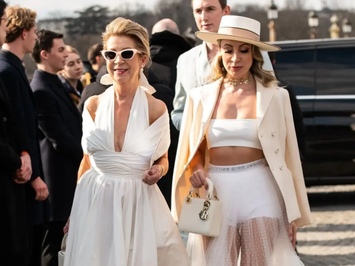 Eleganckie stylizacje na 40 urodziny: biała sukienka z dekoltem i biały komplet z marynarką.