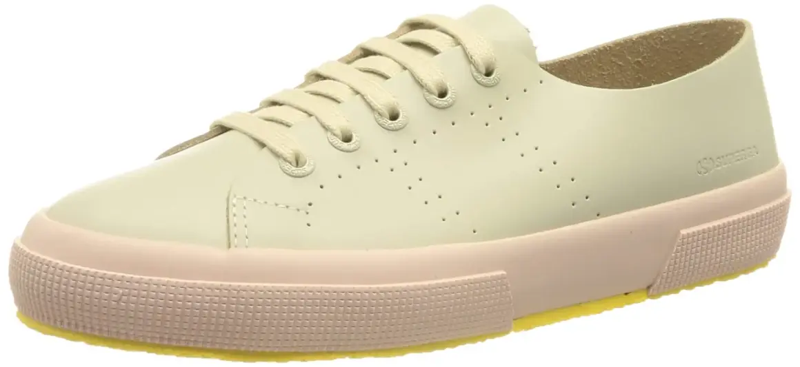 Jasnożółte trampki Superga z różową podeszwą i żółtym spodem. To świetny wybór, jeśli zastanawiasz się, superga co to za firma.