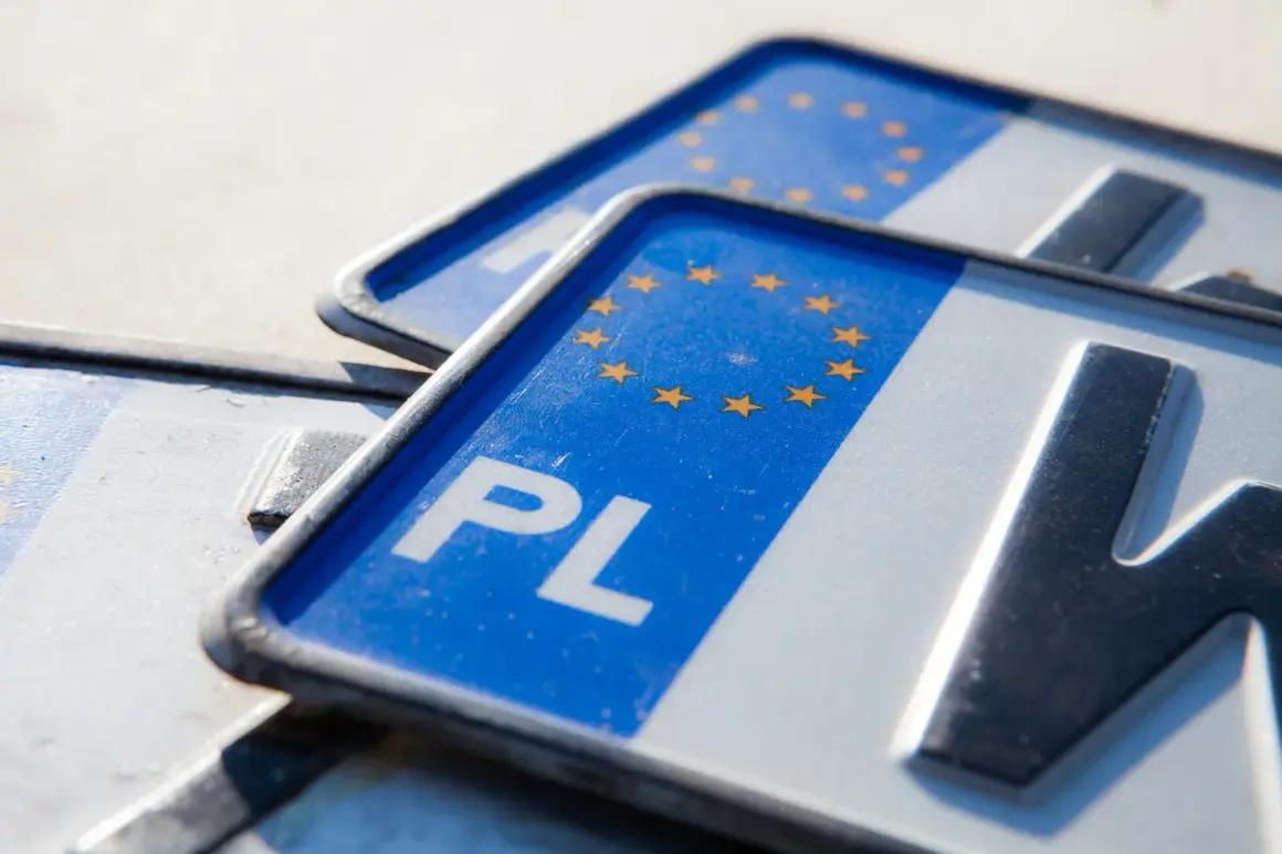Zbliżenie na polskie tablice rejestracyjne z symbolem UE. Zastanawiasz się, ile kosztują tablice rejestracyjne?