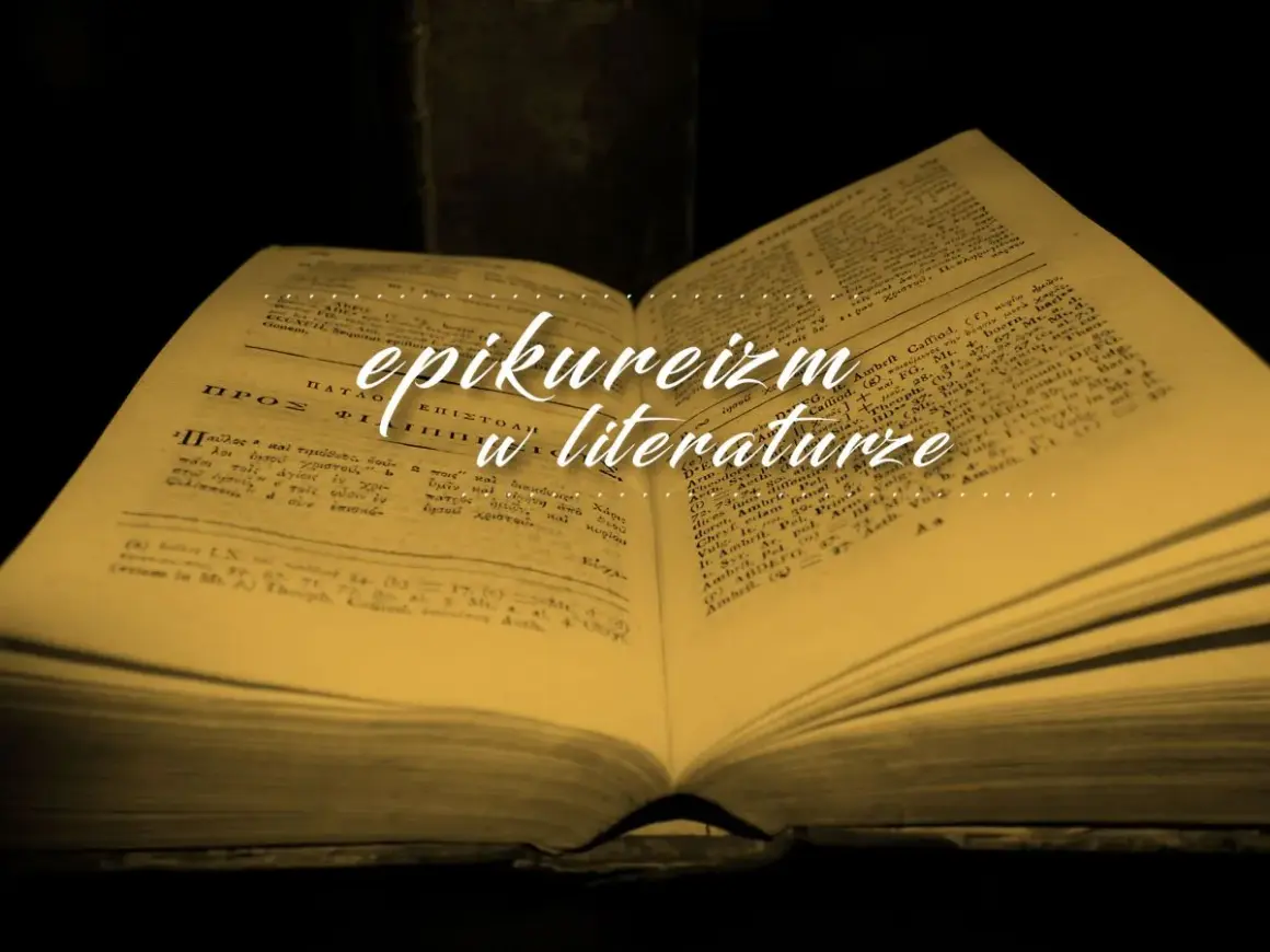 Otwarta, pożółkła księga z greckim tekstem. Na jej stronach widnieje napis "epikureizm w literaturze", sugerujący poszukiwanie odpowiedzi na pytanie, co to epikureizm.