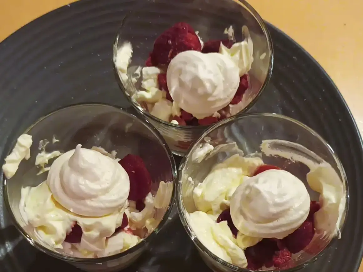 Himbeer Baiser Dessert in Gläsern: zarte Baiser-Häubchen auf frischen Himbeeren und Sahne. Ein leichter Genuss!