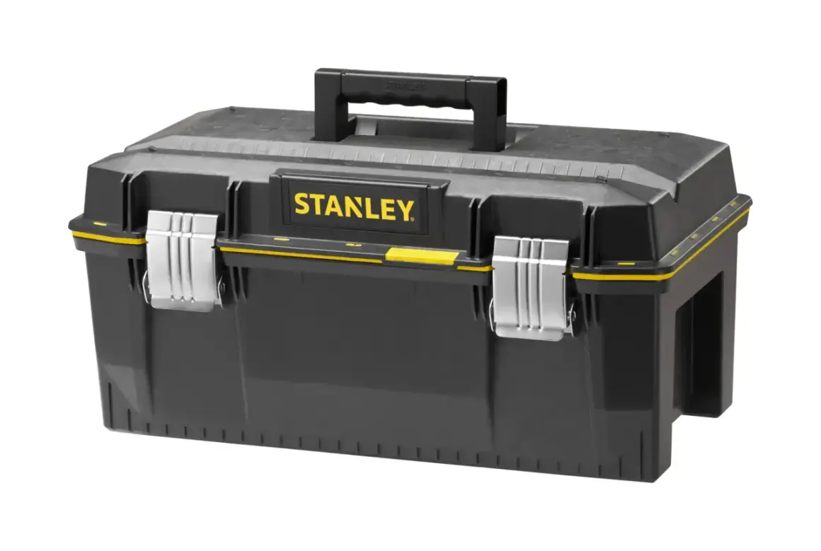 Boîte à outils noire de la marque Stanley, avec poignée et fermoirs argentés. Prête à organiser vos outils.