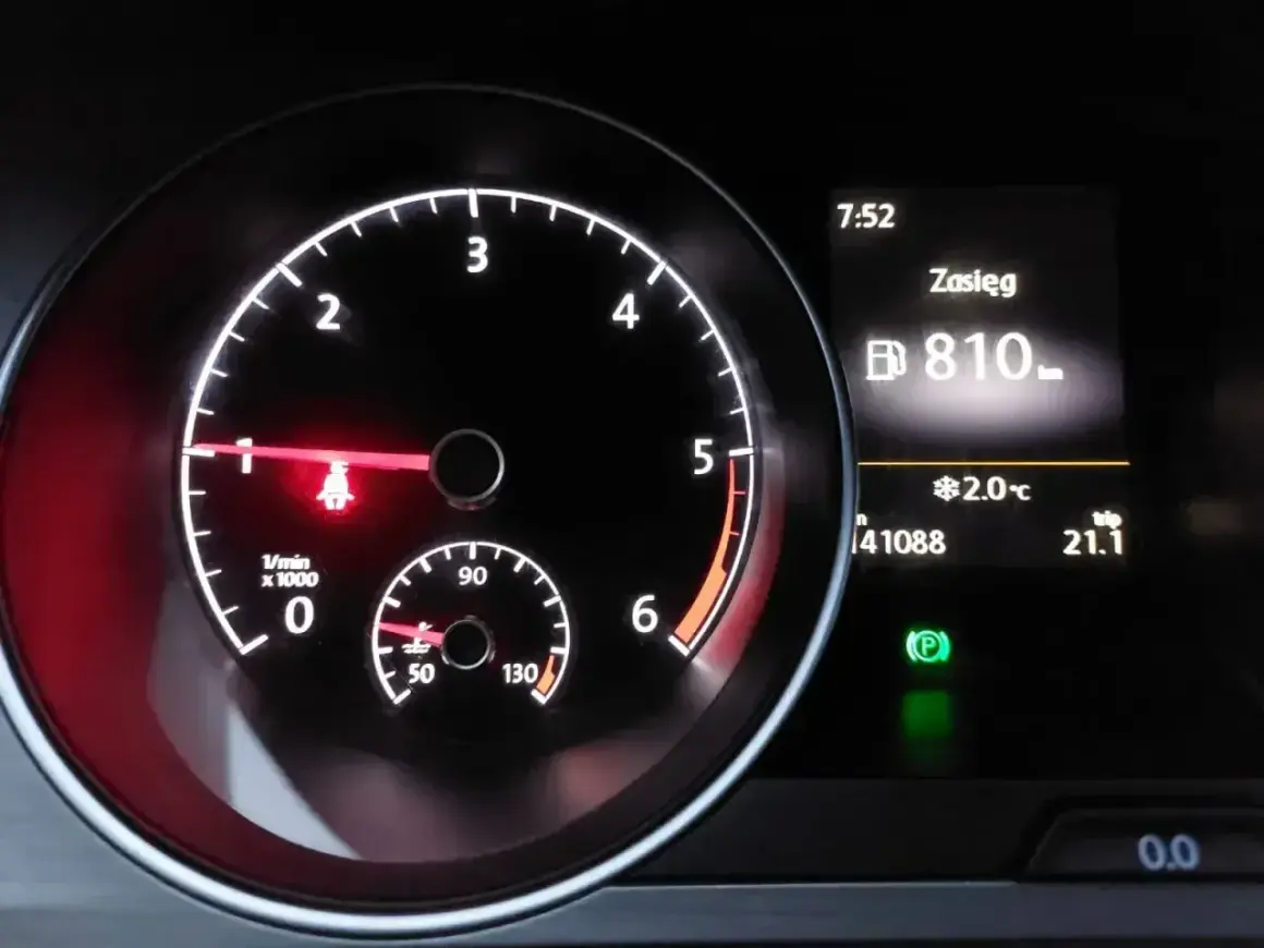 Na desce rozdzielczej widać obrotomierz, wskaźnik paliwa i zasięg 810 km. Zastanawiasz się, ile trwa wypalanie DPF podczas jazdy?