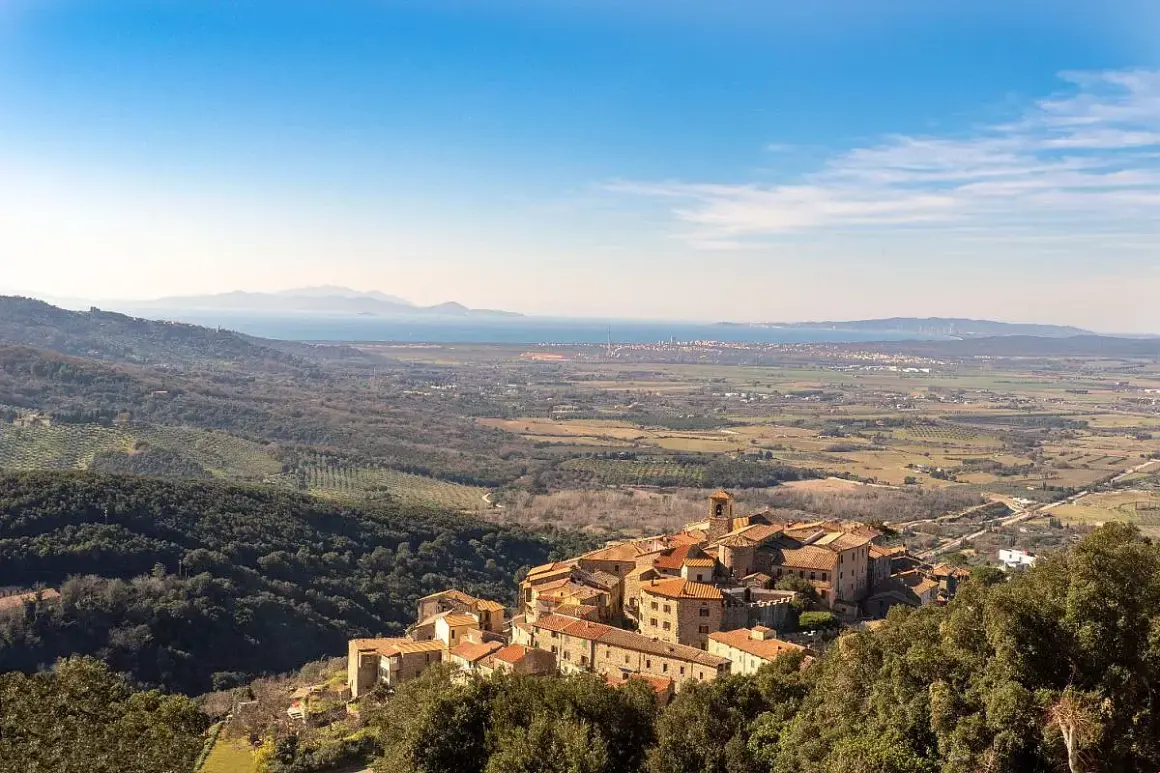 Gavorrano cosa vedere: borgo medievale arroccato su una collina, con vista panoramica sulla campagna toscana e sul mare.