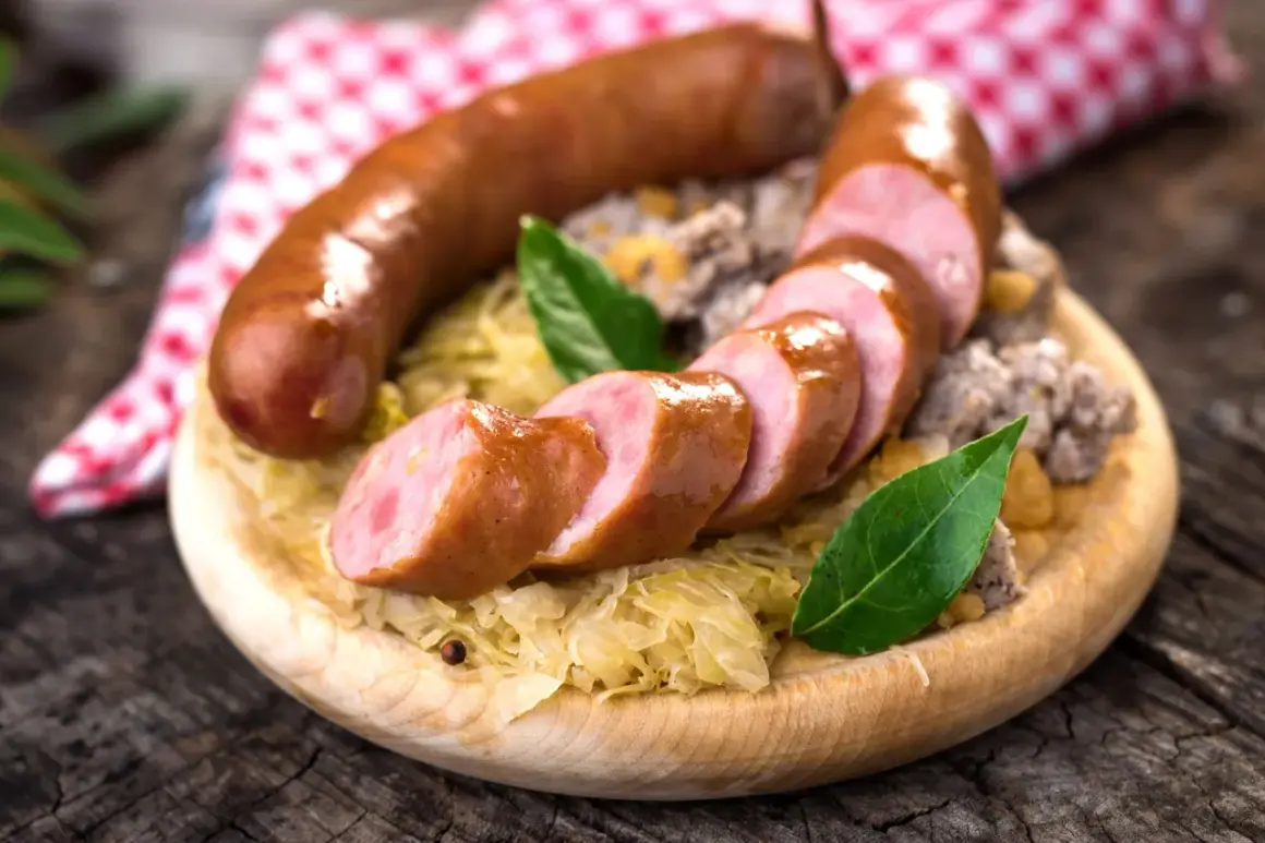 Kiełbasa śląska na kapuście z liściem laurowym. Dowiedz się, ile gotować kiełbasę śląską, by była idealna.