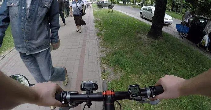 Czy można pchać motor po chodniku? Sprawdź przepisy i zasady bezpieczeństwa