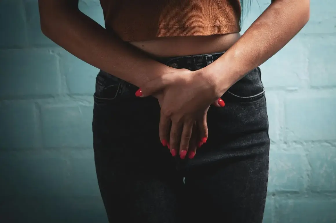 Femme tenant ses mains devant elle, évoquant le besoin d'un pessaire anneau pour le soutien.