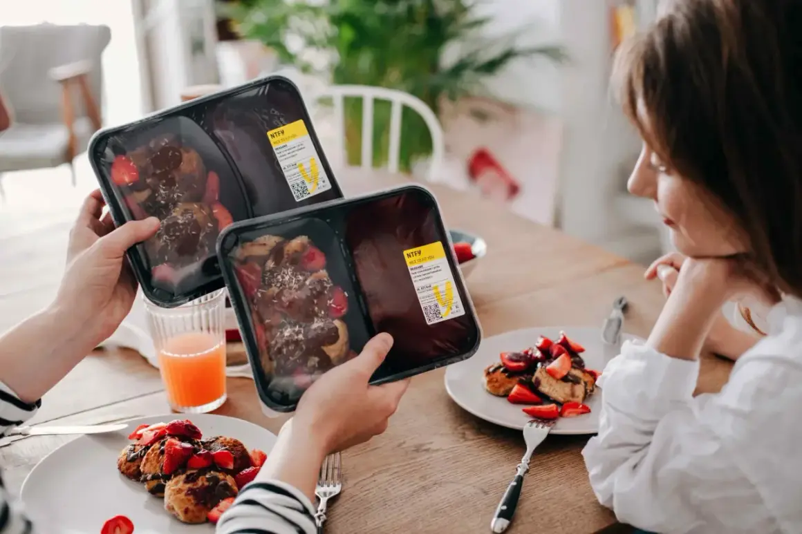 Dwie porcje placków z truskawkami i polewą czekoladową, idealne na dietę białkowo tłuszczową. Obok szklanka soku.
