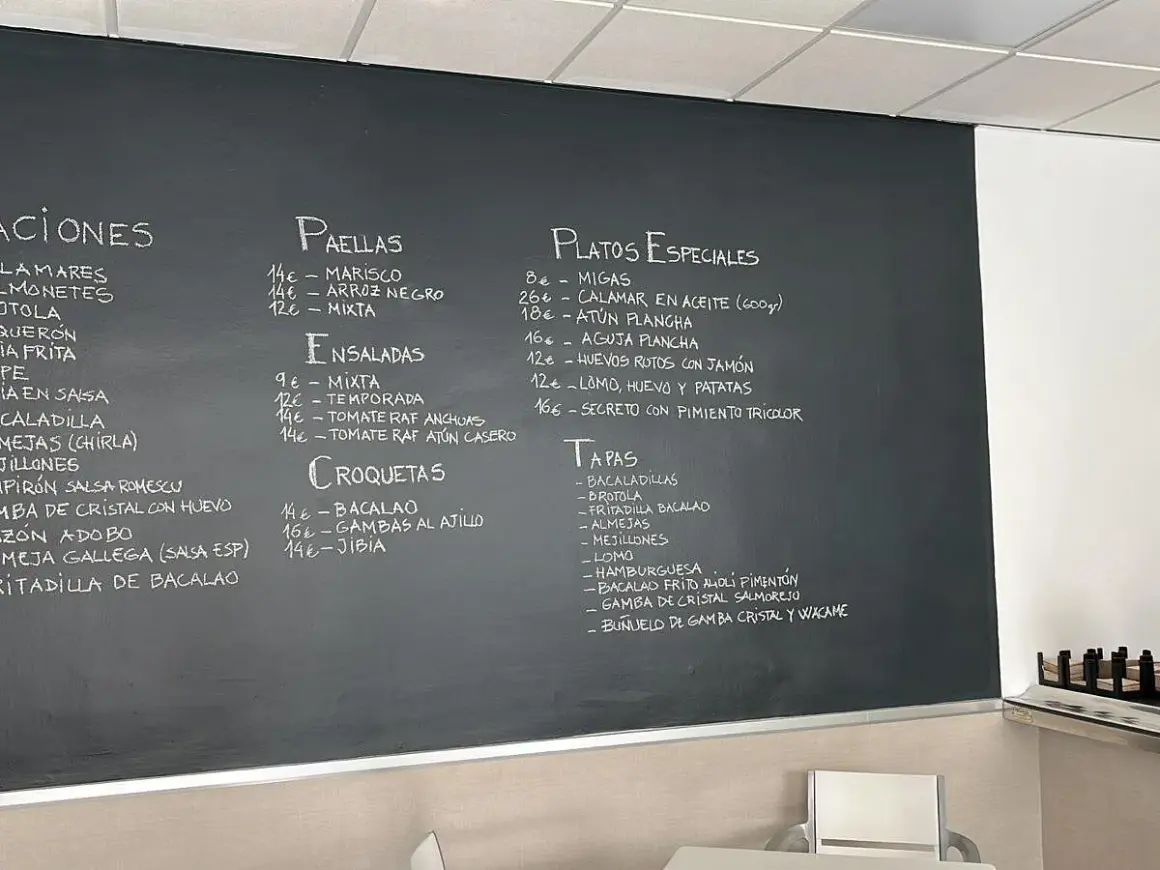 Carta del bar Angelita en Cabo de Gata: paellas, ensaladas, croquetas, tapas y platos especiales.