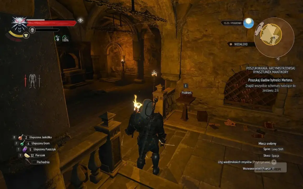 Wiedźmin w zbroi z zestawu **Witcher 3 Manticore Armor** eksploruje mroczne, kamienne pomieszczenie.