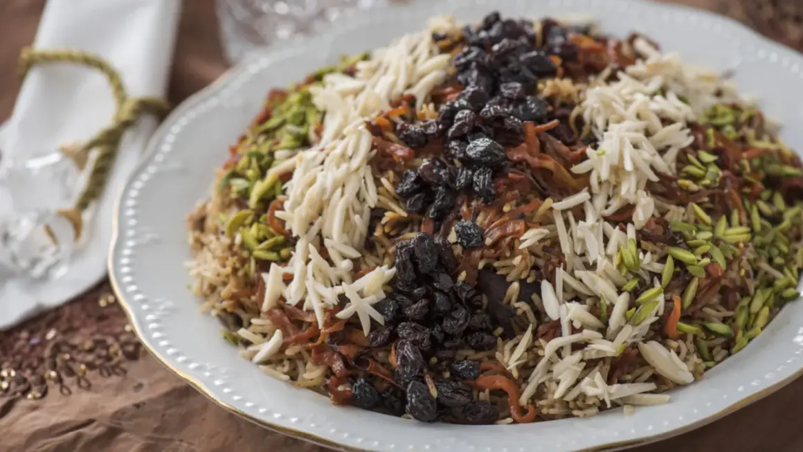 En generös portion kabuli pulao, toppad med russin, mandelflagor och pistagenötter.