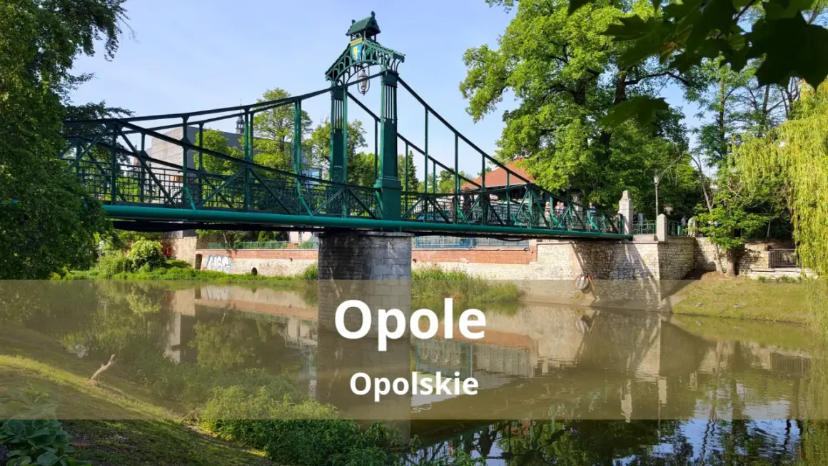 Zielony most nad rzeką w Opolu, jedna z urokliwych opolskich atrakcji.