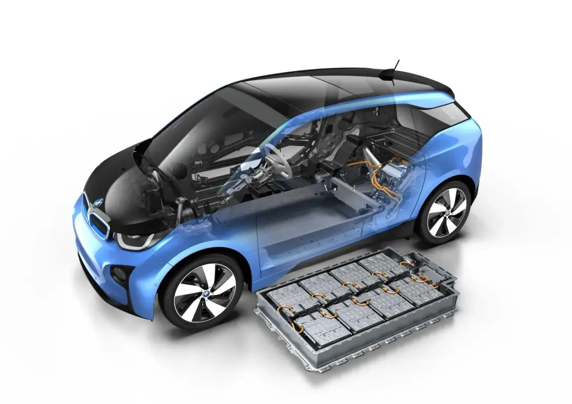 BMW i3 z wyjętym pakietem baterii. Widoczny jest przekrój pojazdu, ukazujący jego wnętrze i układ napędowy. Idealny do i3 serwis.