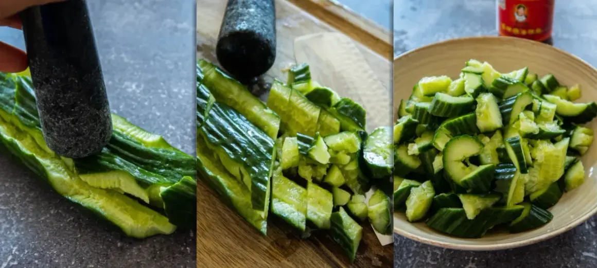 En hand krossar gurka med en mortel. Sedan hackas gurkan och läggs i en skål för en härlig smashad gurksallad.