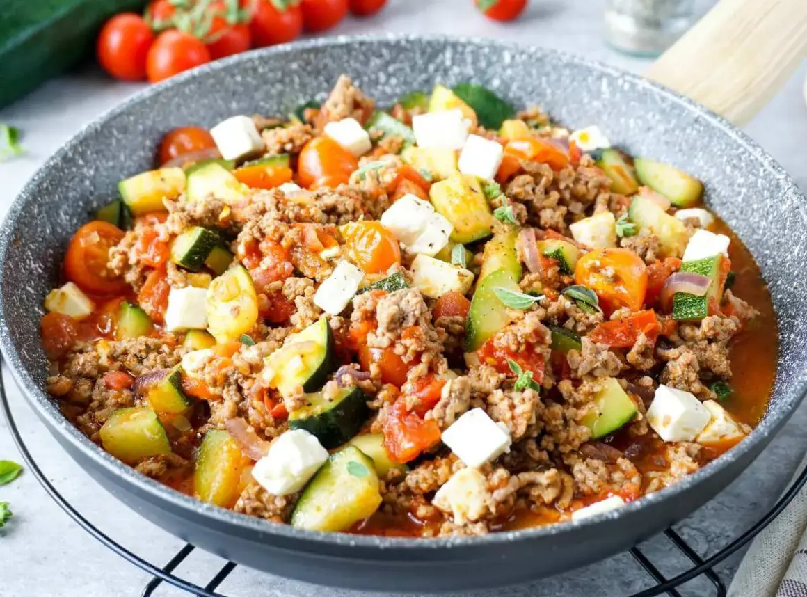 Herzhafte zucchinipfanne mit Hackfleisch, Tomaten und Feta. Ein schnelles und leckeres Gericht aus der Pfanne.
