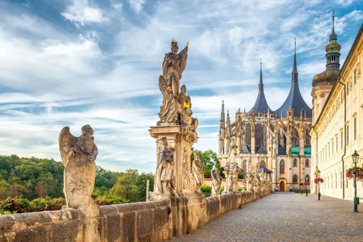 Barocke Statuen säumen den Weg zur beeindruckenden St. Barbara Kirche in Kutná Hora, ein Anblick, der Geschichte und Kunst vereint.