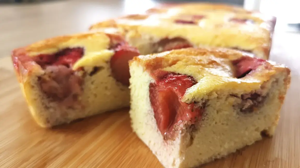 Pyszne ciasto keto z truskawkami, idealne na deser bez wyrzutów sumienia.
