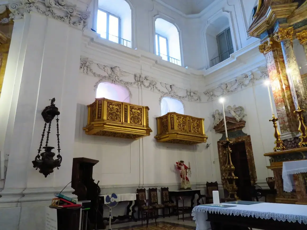 Interno della cappella reale a Portici, con due balconi dorati e decorazioni barocche.