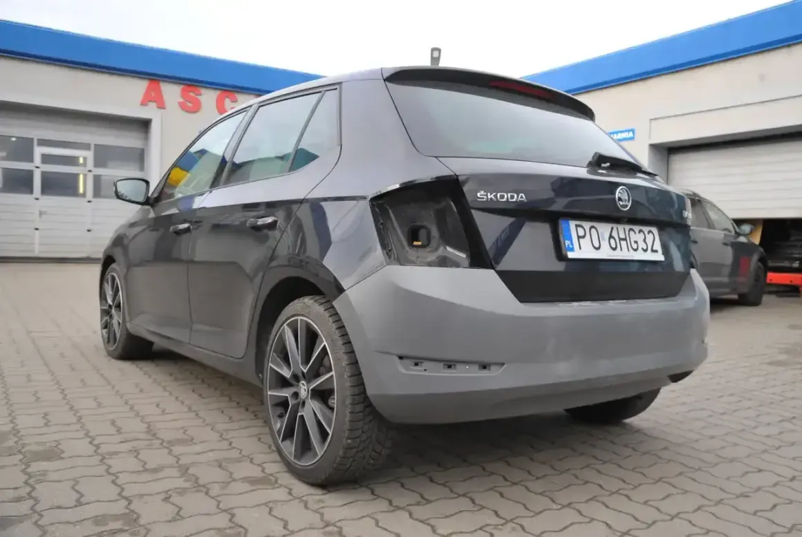 Szara Skoda Fabia z przygotowanym do malowania zderzakiem. Sprawdź malowanie zderzaka cenę i umów się na wizytę w serwisie.