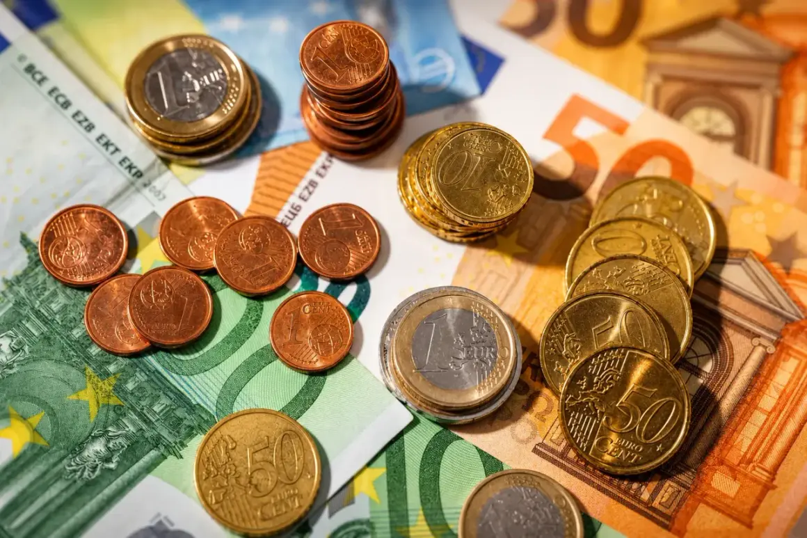 Euro monety i banknoty, w tym 1 euro i 50 centów. Choć Czarnogóra używa euro, nie jest członkiem strefy euro.