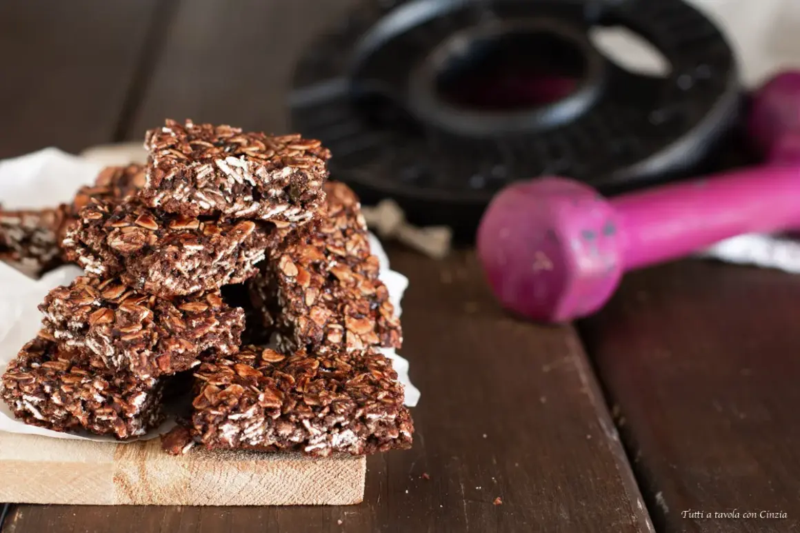 Barrette proteiche fatte in casa, perfette dopo l'allenamento. Avena, cacao e tanta energia per i tuoi muscoli.
