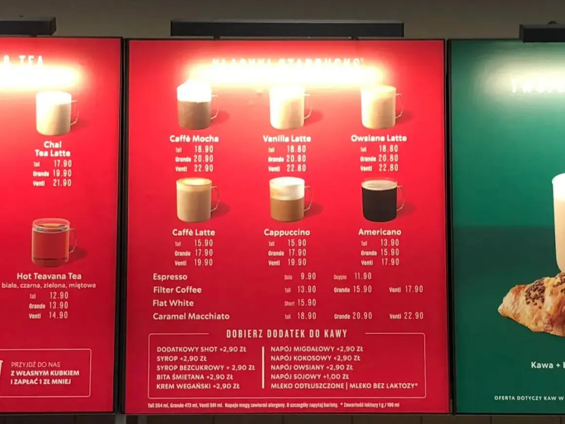 Menu kawowe Starbucks: Caffe Latte od 15,90 zł, Cappuccino od 15,90 zł, Americano od 13,90 zł. Ile kosztuje kawa w Czechach? Tutaj ceny w złotówkach.