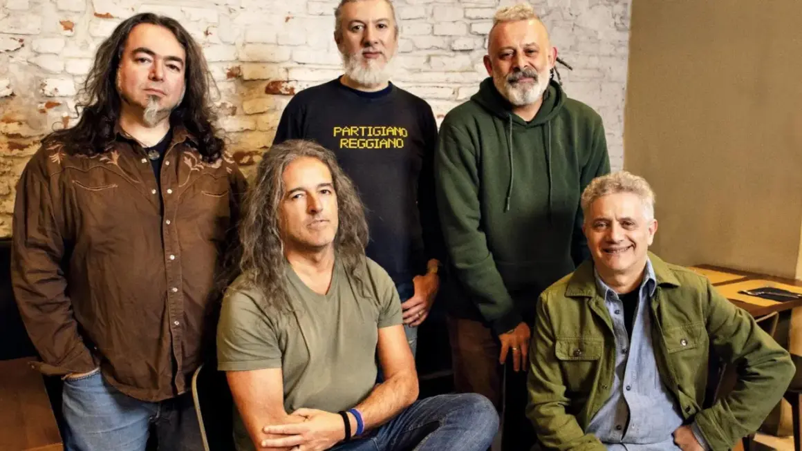 I Modena City Ramblers, i ribelli della montagna, posano per una foto di gruppo.