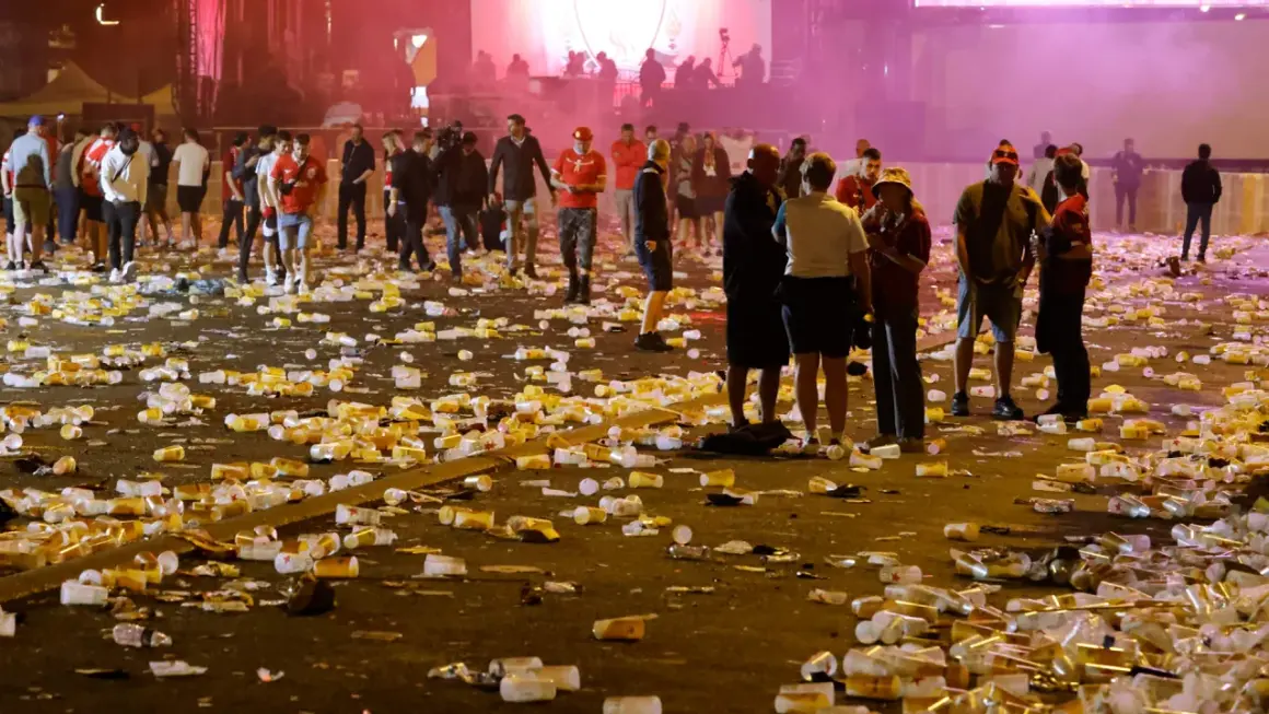 Teren po finale Ligi Mistrzów 2022 zasłany pustymi kubkami i butelkami.