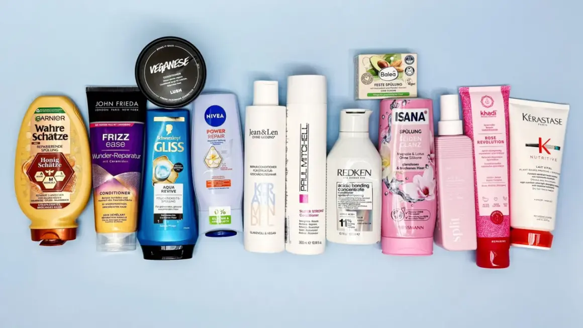 Eine Auswahl an Haarspülungen, darunter Produkte von Garnier, John Frieda und Nivea, einige mit Inhaltsstoffen wie Stearamidopropyl Dimethylamine für glänzendes Haar.