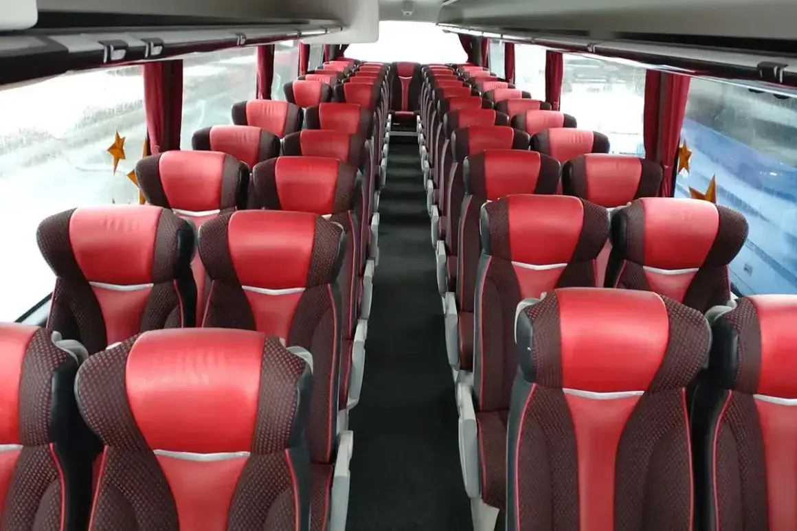 Wygodne fotele w autobusie. Zastanawiasz się, ile kosztuje autobus?
