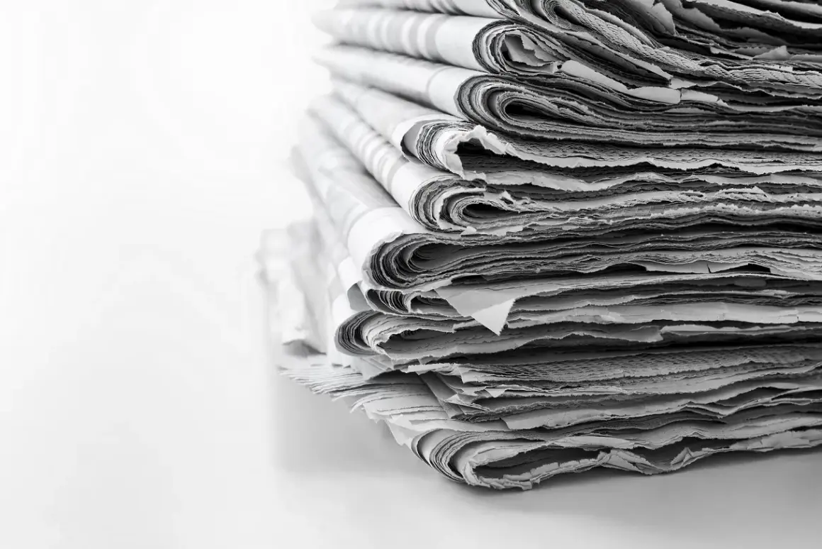 Stos gazet TakeLink, gotowych do dostarczenia świeżych informacji.