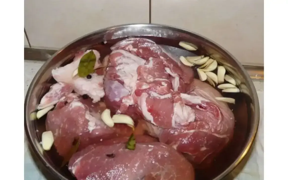 Mięso wieprzowe w zalewie z czosnkiem i przyprawami. Zastanawiasz się, ile soli na kg mięsa wieprzowego?