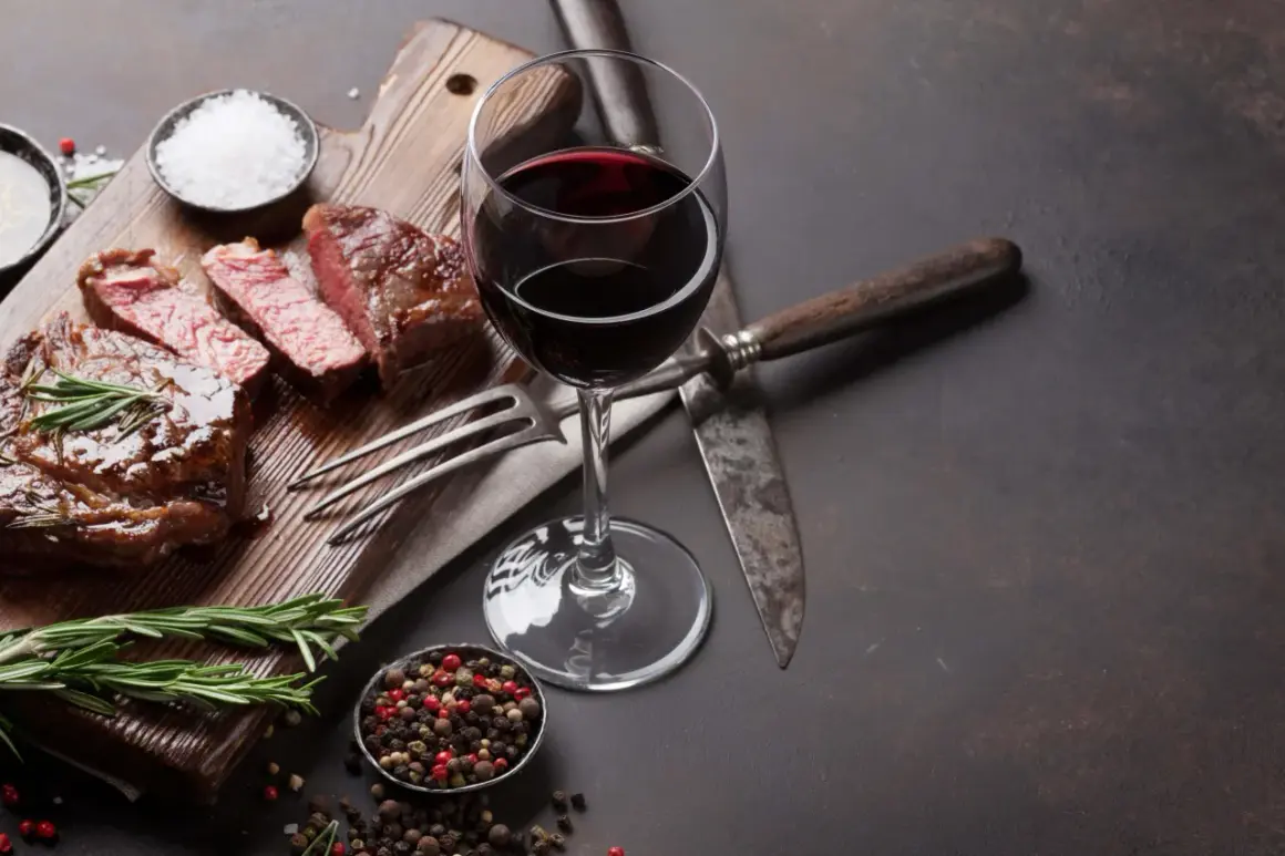 Ein saftiges Steak mit Rosmarin, dazu ein Glas Rotwein. Was ist Malbec? Eine Rebsorte, die perfekt zu diesem Genuss passt.