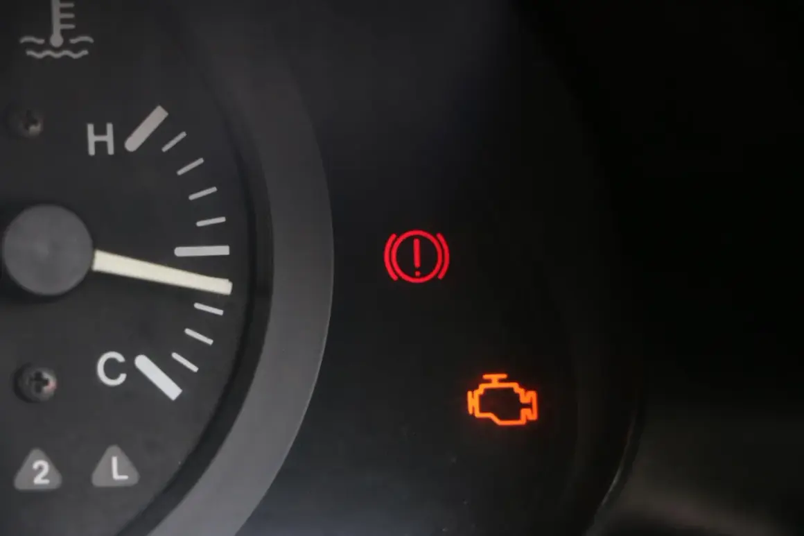 Na desce rozdzielczej BMW świeci się kontrolka "check engine" oraz kontrolka hamulca ręcznego.