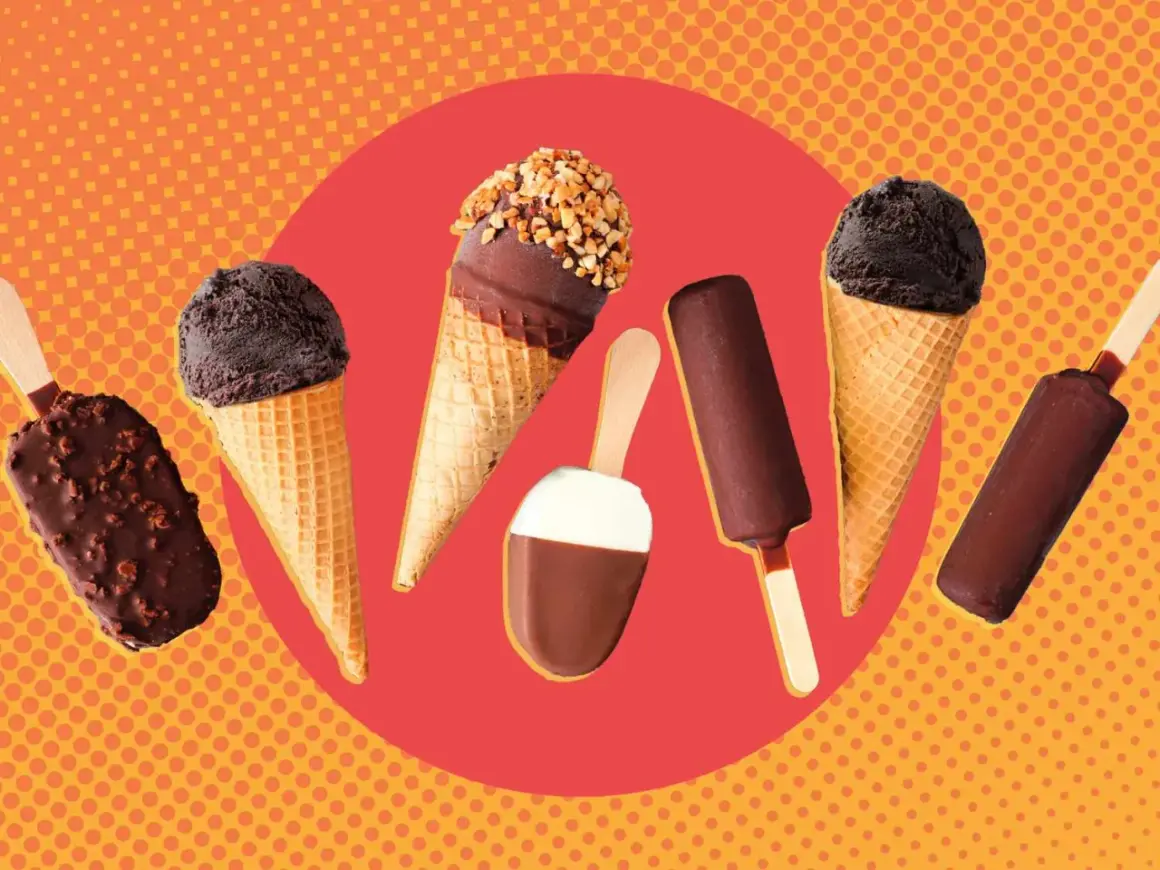 Różne lody na patyku i w wafelkach, w tym czekoladowy polar magnum, na tle z kropkami.