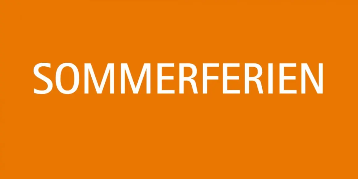 Weiße Schrift auf orangefarbenem Hintergrund: "SOMMERFERIEN". Die Frage "wie lange gehen die sommerferien" wird aufgeworfen.