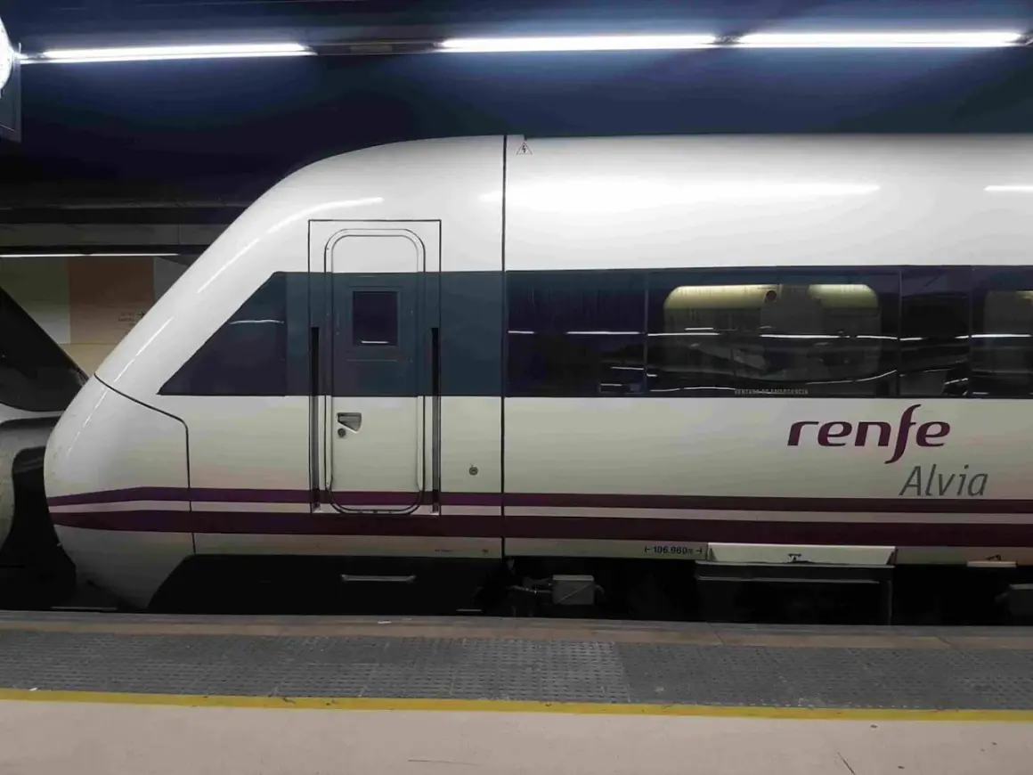 Tren Renfe Alvia en estación, listo para cubrir la distancia Santiago Madrid.