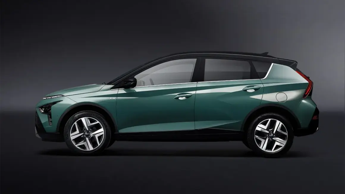 Zielony Hyundai Bayon z czarnym dachem, prezentujący nowoczesny design. Wiele pozytywnych **hyundai bayon opinie** potwierdza jego atrakcyjność.