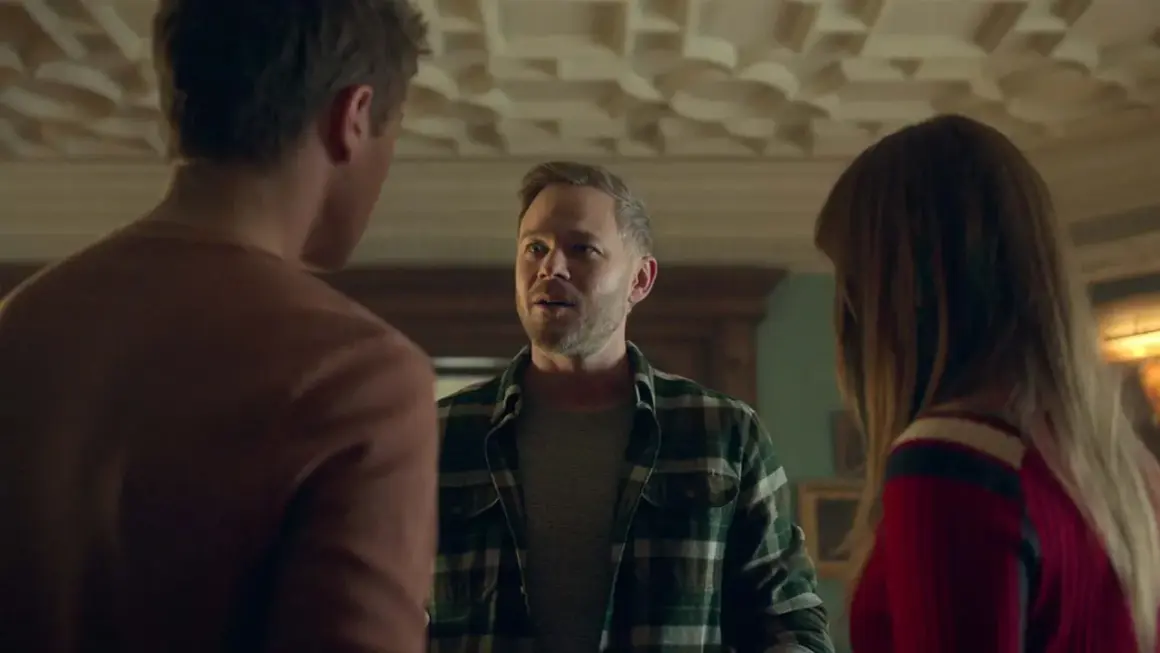 Aaron Ashmore im Gespräch mit zwei Personen. Ein Ausschnitt aus seinen Filmen und Serien.