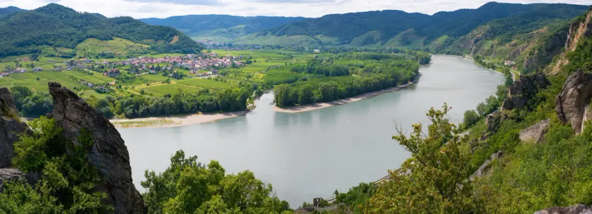 Dolina Wachau: malowniczy widok na Dunaj, winnice i urokliwe miasteczko. Idealne miejsce, by odkryć, co zobaczyć w tej austriackiej krainie.