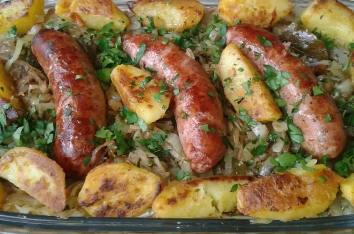 Pyszna biała kiełbasa z kapustą kiszoną i pieczonymi ziemniakami, posypana natką pietruszki.